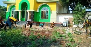 Sambut HUT Bhayangkara Ke-73 Polsek Telukjambe Timur Kerja Bhakti Bersihkan Masjid