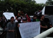 Ratusan Massa Pendukung Kartu Sehat Bekasi Desak Ketua DPRD Mundur