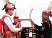 Dianugerahi Gelar Adat Dayak Lundayeh, Presiden Jokowi Akui Tambah Motivasi Bangun Perbatasan