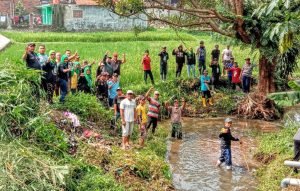 Sinergitas Sektor 9 Bersama Warga, Bersihkan Aliran Anak Sungai Cieyong