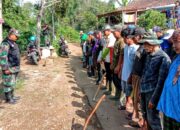 Satgas Sektor 9 Sub 3 Bersama Warga Gotong Royong Bersihkan Anak Sungai Ciceuri 