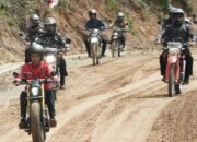 Jajal Dengan Motor, Presiden Jokowi Mengaku Puas Dengan Pembangunan Jalan Perbatasan Kalimantan