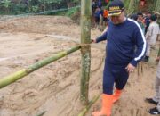 Bupati Bandung Barat Meninjau Lokasi Longsor di Desa Cilangari Kec. Gunung Halu