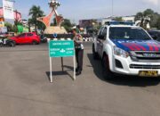 Jelang Ops Lilin Lodaya, Polres Sumedang Lakukan Pemasangan Rambu Petunjuk Lalu Lintas