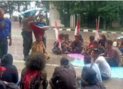 Meski Hujan Deras, Kadis PUPR Bekasi Tetap Menanggapi Para Pendemo dari Aliansi PANDAWA