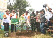 Pemdaprov Jawa Barat Tanam 17.150 Pohon di Caringin Tilu