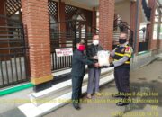 Polres Cimahi Melalui Peran Bhabinkamtibmas Bagikan Sembako Kepada Para Marbot Masjid