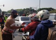 Wow Keren, Polisi Berbusana Adat Sunda Bagikan Masker di Cikarang Pusat