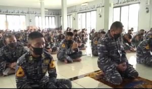 Gubernur Akademi Angkatan Laut  Beserta staf dan Taruna Menggelar Doa Bersama Untuk Keselamatan Bangsa