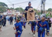 Ketua DPD Nasdem H. Enang Sahri Lukmansya Anggota DPRD Kota Cimahi diarak Menaiki Sisingaan Menuju KPU Cimahi
