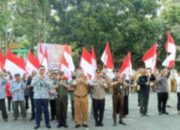 Pemkot Cimahi Bagikan Bendera Merah Putih Untuk Membangkitkan Semangat Nasionalis