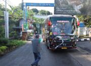 LONGSOR DI JALAN SERSAN BAJURI, PJ BUPATI ARSAN LATIF HENTIKAN LAJU BUS DAN TRUCK YANG MELINTAS