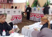 Wow Kerenn!! Petugas KPPS TPS 12 Desa Mekarsari Pakai Baju Pangsi Dan Iket Sunda