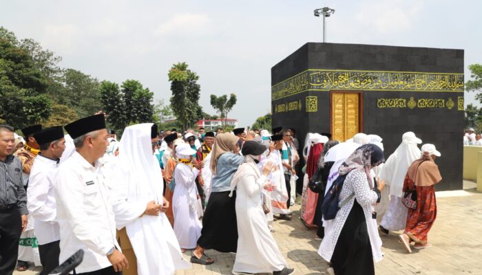 Ribuan Calon Jama’ah Haji Ikuti Manasik Haji Tingkat KBB 2024, Lantunan Labaikallah Humma Labaik Menggema