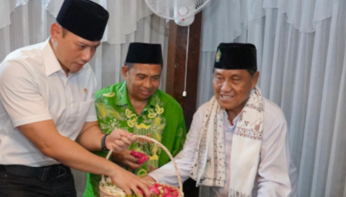 Kunjungi Pemakaman Sunan Giri di Gresik, Menteri AHY: Sertipikat Tanah Wakaf Harus Diprioritaskan dan Disegerakan