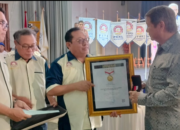 Prabowo Subianto Terima Pin Emas dari SMSI atas Dedikasinya dalam Menjaga Demokrasi