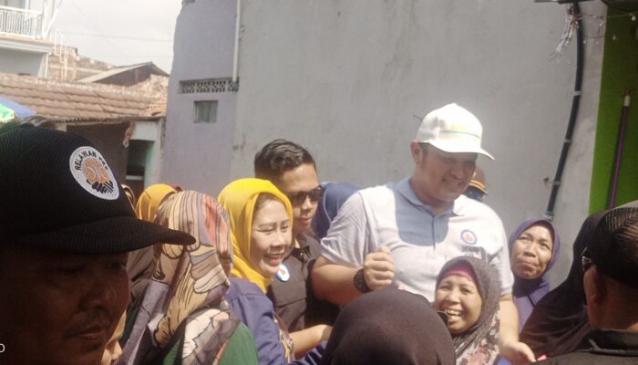 Baru Aja Turun dari Mobil, Calon Wakil Bupati KBB Gilang Dirga Diserbu Emak Emak