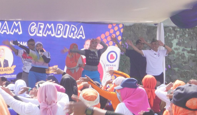 Fraksi Demokrat dan PKS Kompak Gelar Senam Gembira Di Desa Margajaya Kampanyaken DILAN Nomor 1