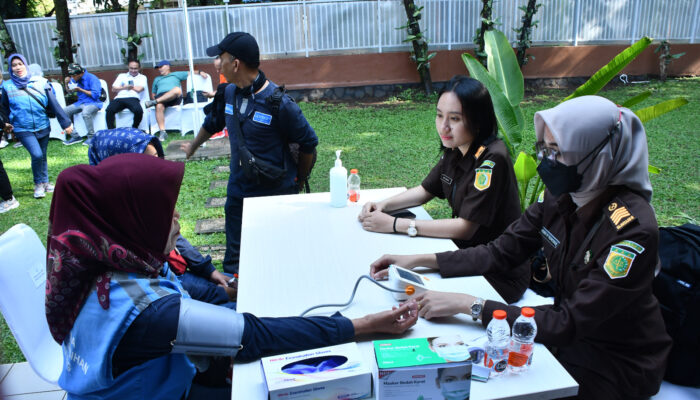 KLINIK PRATAMA ADHYAKSA KEJATI JABAR SELENGGARAKAN PEMERIKSAAN KESEHATAN GRATIS DAN PEMBERIAN BANSOS SEMBAKO