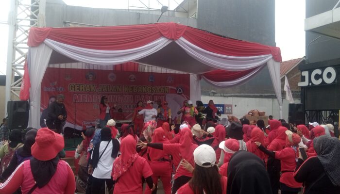 Peringati Hari Ibu, Ratusan Emak Emak Ikuti Gerak Jalan Kebangsaan Bersama Anggota DPRD Jabar Fraksi PDI-P Tuti Turimayanti 
