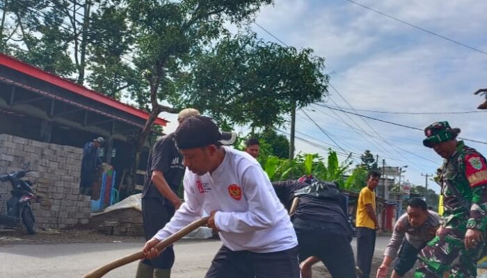 Semangat Gotong Royong Warnai Aksi Bersih-Bersih Saluran Air di Desa Bunihayu