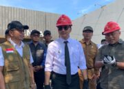 Wakil Walikota Cimahi Adhitia Turun Langsung Rapihkan Kabel Kabel Optik Yang Semrawut 