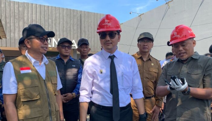 Wakil Walikota Cimahi Adhitia Turun Langsung Rapihkan Kabel Kabel Optik Yang Semrawut 