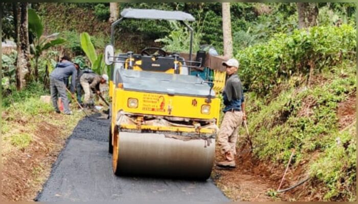 Pemdes Cupunagara Realisasikan Pengaspalan Jalan Hotmix dari Dana Desa 2025