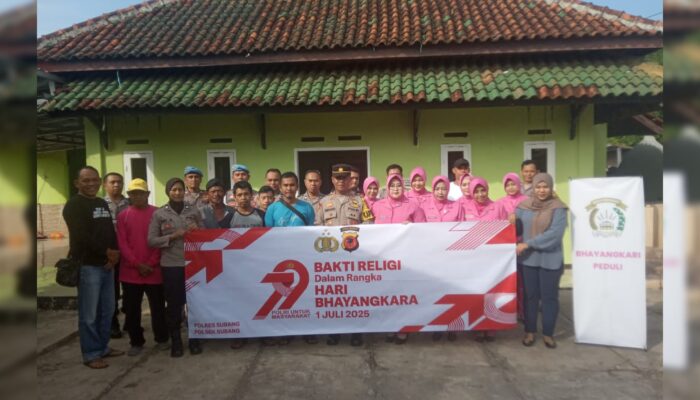 Sambut Hari Bhayangkara ke-79, Polsek Subang Kota Gelar Bakti Religi Bersihkan Tempat Ibadah