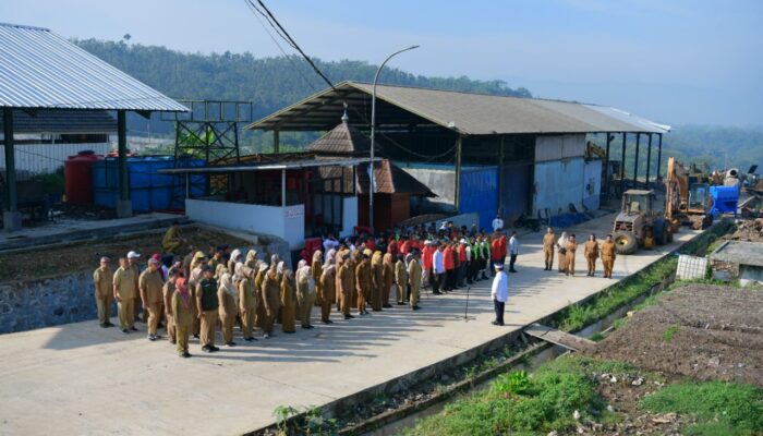 Sekda Jabar Pimpin Apel ASN DLH di Tumpukan Sampah Sarimukti