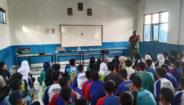 Babinsa Koramil 0513/Jalan Cagak Tanamkan Semangat Wawasan Kebangsaan dan Bela Negara dalam MPLS SMK BINA TARUNA
