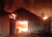 Damkar Cirebon Berjibaku Padamkan Api di Pabrik Briket Arang