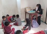 Ruang Kelas Terbatas, Siswa SDN Karjaya Belajar Di Mushola