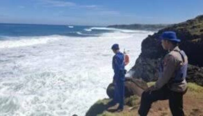 Wisatawan Terseret Ombak Pantai Guha Garut