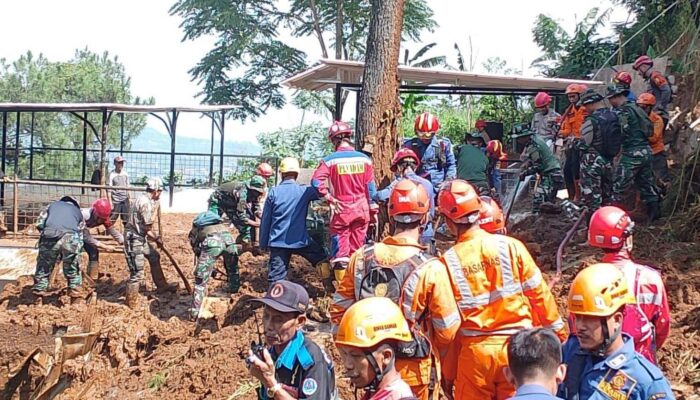 Tim Gabungan Temukan Korban Tertimbun Longsor di Vila Bogor