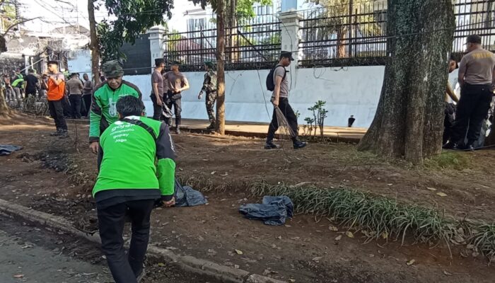Pangdam III/Siliwangi dan Ojol Ajak Warga Jaga Kebersihan Kota Bandung