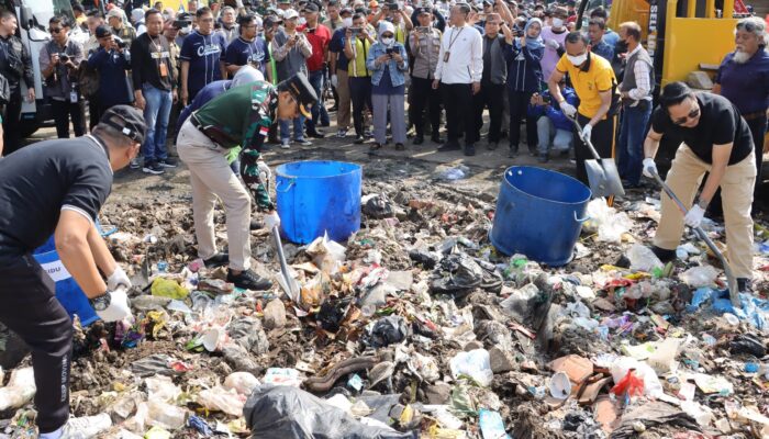 Wali Kota dan Wakil Wali Kota Cimahi Kompak Bersihkan Sampah di Pasar Kuda