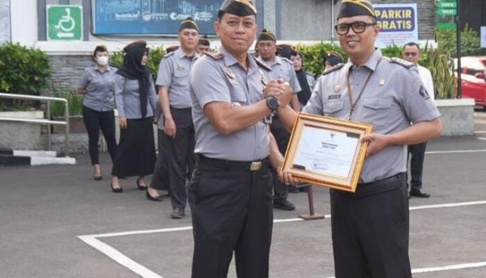 Inovator Kemenkum Jabar Andi Ferry Mulyanudin Dianugerahi Pegawai Teladan