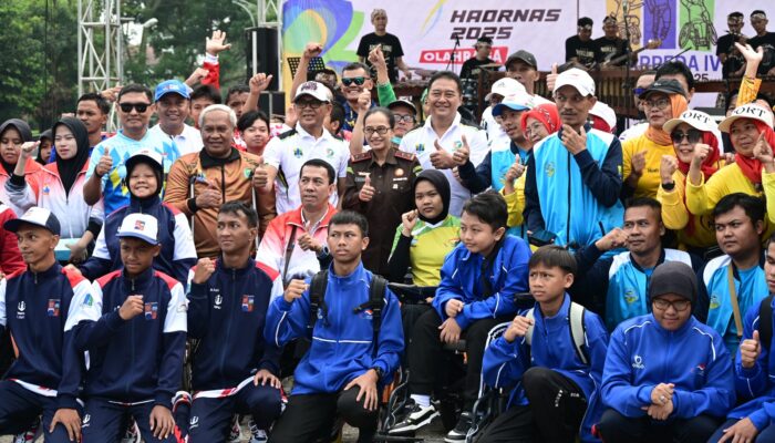 Kajati Jabar Serahkan Bantuan Alat Olahraga di Pembukaan Peparda Jawa Barat 2025
