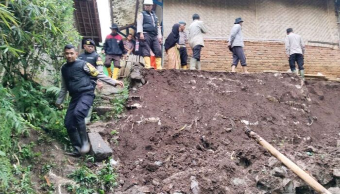 Hujan Deras Picu Longsor di Pasirwangi Garut, Satu Rumah Warga Rusak