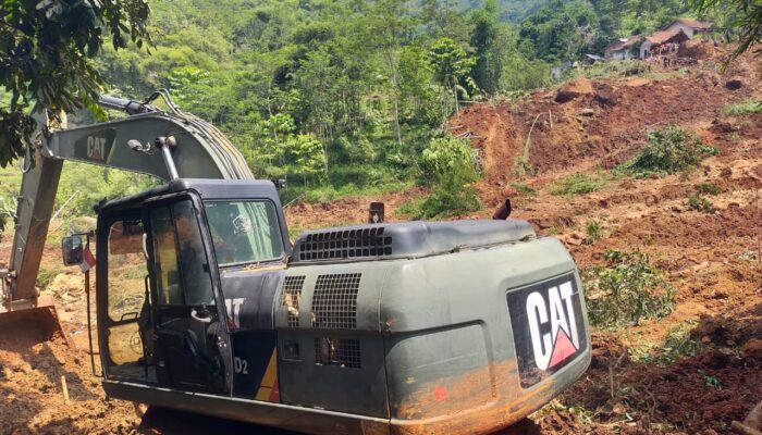 TNI Turunkan Alat Berat di Arjasari, Pencarian Tiga Korban Longsor Terus Diintensifkan