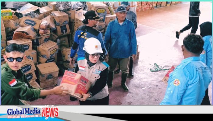 PLN UP3 Cimahi Bersama YBM dan Srikandi PLN Bantu Korban Longsor Pasirlangu