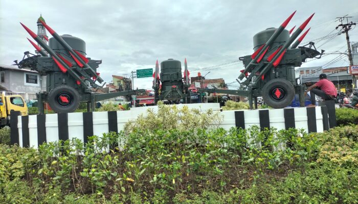 Tiga Meriam Rapier Dipasang di Bundaran Jati, Perkuat Identitas Cimahi sebagai Kota Pendidikan Militer