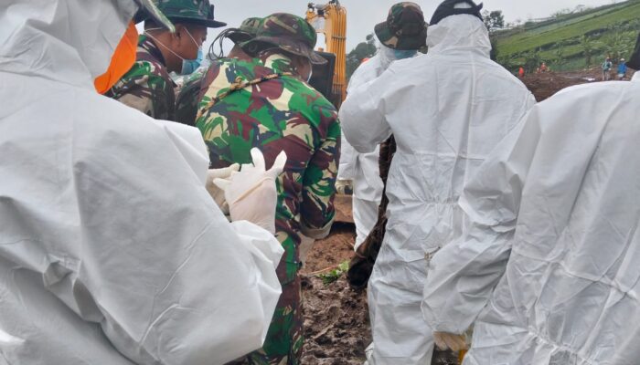 Hujan Tak Surutkan Langkah TNI dan Tim Gabungan Mencari Korban