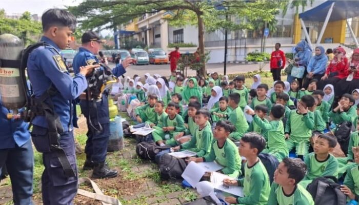 Damkar Kota Cimahi Adakan Kegiatan Edukasi Dan Sosialisasi Di SDN Baros Mandiri 4