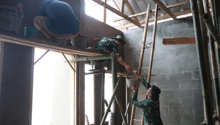 TMMD Kodim/0624 Bersama Warga Bangun Rumah Reyot Ibu Lis menjadi Kokoh