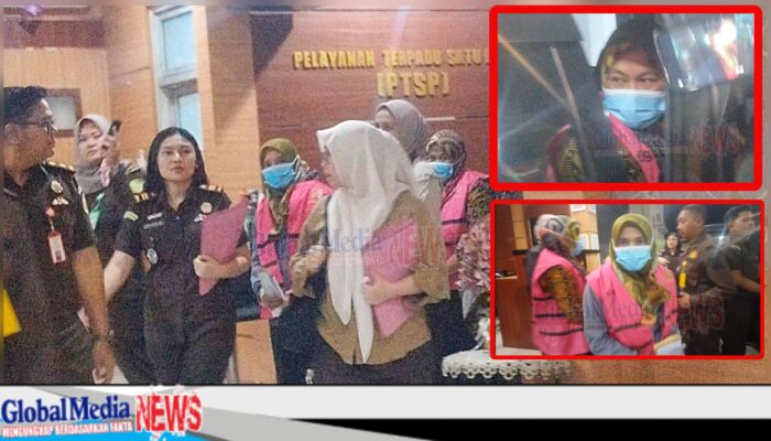 Rompi Pink dan Tangan Diborgol, 2 ASN Disnaker Cimahi Jadi Tersangka Dugaan Korupsi