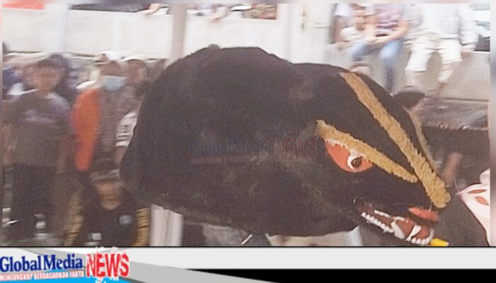 Seni Dubrig Guncangkan Gebyar Kemerdekaan RW 06 Cihanjuang Rahayu, Warga Antusias Saksikan Pertunjukan